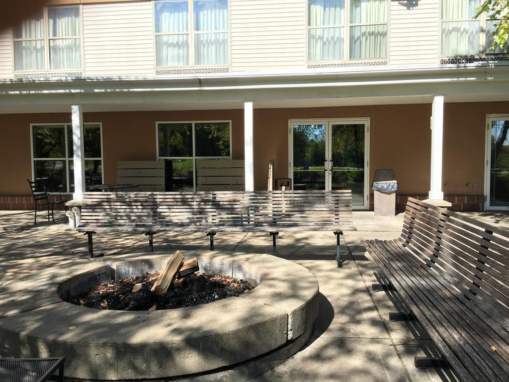 Norwood Inn And Suites Chaska Exterior photo